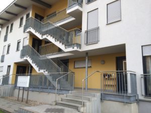 Treppenaufgang zu den Wohnungen